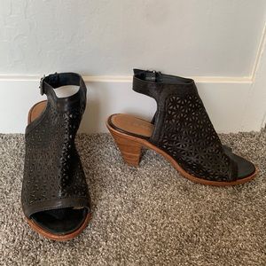 Trask size 7 black shoes